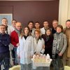 03 marzo 2020 - gli alunni della 4A ITI offrono al sindaco F.Mundo, il gel disinfettante da loro prodotto nei laboratori di chimica